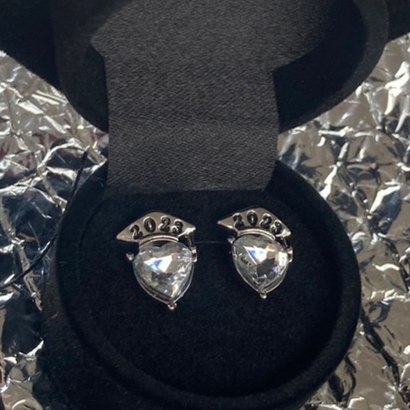 2023🚨 GRADUATION NWT class of 2023 silver rhinestone earrings graduation 👩🎓 - Picture 2 of 2